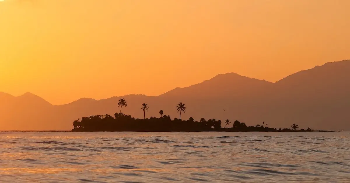 One of the islands of Cayos Cochinos seeing during dusk